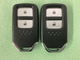 スマートキーを装備しています。鍵を差し込むことなくドアロックの開け閉めと、スタートボタン操作でのエンジンスタートができます。スペアキーも同じものを用意しております。