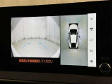 パノラミックビューモニターを装備。駐車場や交差点でクルマを真上から見るように周囲を確認できます。機能の詳細は販売店スタッフまでおたずねください。