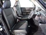 フロントシートはセパレートシートなので後席への移動ができます。またアームレストも装備されていますし運転席シートの高さも調整できます!