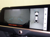 パノラミックビューモニターを装備。駐車場や交差点でクルマを真上から見るように周囲を確認できます。機能の詳細は販売店スタッフまでおたずねください。