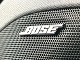【BOSEサウンドシステム】メーカーオプションの高品位サウンドシステムを搭載。専用のチューニングが施された大小様々なスピーカーから良質なサウンドが奏でられ、臨場感あふれる音響空間を演出します。