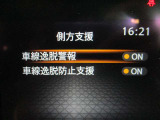 車線逸脱防止機能付き♪ふらつき防止も兼ねており安全装備でもありますね♪白線をまたいで走行しますと警報音でお知らせしてくれますので、長距離ドライブ時など安心です。