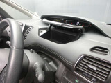 運転席ダッシュボード上部にも便利な収納スペースがあります。この中にUSB電源取り出し口もあります