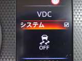 【横滑り防止】ハンドル操作や滑りやすい路面を走行中、横滑りを感知すると自動的に車両の進行を保つよう制御!
