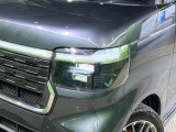 【LEDヘッドライト】悪天候や夜間走行時も良好な視界を確保し安心して運転できる高輝度LEDヘッドライトを装備!点灯速度が早く、消費電力も抑えられています。