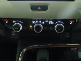 オートエアコンタイプなので細かい操作なしで快適温度に調整してくれます。シートヒーター付きで、冷えた車内でもスイッチを押せば数秒で座面と背もたれがあたたかくなります。