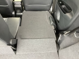 リアシートは簡単に倒すことができるので、ラゲッジルームも広がります。