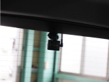 この車にはリアにもドライブレコーダーを装備しております◆映像・音声などを記録する自動車用の装置です。 もしもの事故の際の記録はもちろん、旅行の際の思い出としてドライブの映像を楽しむことができます。
