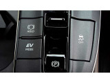 トヨタハイブリッドカー特有の、EV走行モードスイッチ、夜間などエンジン音を立てずにモーターのみでの走行ができます。