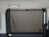 セカンドシートの窓ガラスには日よけのシェードを装備しています。強い日差しのカットに、プライバシー対策としても重宝します。