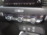 エアコンはオートエアコンでお好みの温度調整が出来、オールシーズン快適にドライブできます!さらに、運転席&助手席シートヒーターが付いてます。3段階に温度設定が可能です。