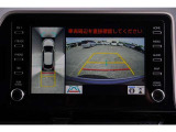 【パノラミックビューモニター】 後退時に車両の後ろ側を表示するだけでなく上から見たような映像で車庫入れなどバックする際に安心です。