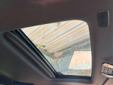 【サンルーフ】開放感たっぷりの希少装備、サンルーフが装着されています!車内に明かりを取り入れたり景色を楽しむ以外にも、車内の空気も簡単に換気できて快適です!