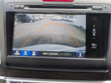 駐車時の安全確認をサポートするバックカメラも使用できます。インターナビで様々な情報を得ることもできます。