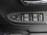 運転席側には 集中スイッチ(全ドアを操作するスイッチ) があり、運転席から乗員全員分の窓をコントロールできます。