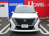NISSANエンブレムに内蔵されたセンサーで2台前を走る車両を検知し注意を喚起してくれるインテリジェントFCW(前方衝突予測警報)が付いています!高速道路の走行時に前が見えないときなどに役立ちます!