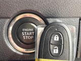 【キーレススタートシステム】カバンやポケットに入れたままでもドアの施錠・解錠が可能なスマートキーを装備。エンジンのオン・オフ時もカギを取り出す必要が無いからとっても便利です♪