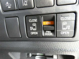 電動スライドドアのスイッチで車内からもスライドドアの開閉ができます。イージークローザー機能で半ドアになることも防止してくれます。