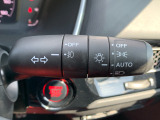 ■オートライト■車外の明るさに応じて、自動的にライトの点灯・消灯をしてくれます。トンネルが続くような道でも、いちいちライトスイッチを操作する必要がありません。消し忘れの心配もありません。