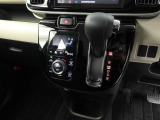 エアコン・スイッチ類は分かりやすく配置されています。またシフトレバーのすぐ下あたりに小物入れが付いています。