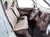 フロントシートはベンチシートで運転席と助手席の移動が楽々です。シートの高さも調整でき真ん中にはアームレストも装備されています!