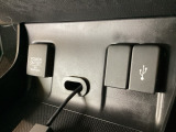 アクセサリーソケットはUSBのアダプターなどをつければ、スマホの充電にも使えます。横にはナビゲーション用の外部入力可能なUSB端子がついており、周辺には物が置けるトレーがついています。