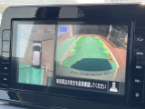アラウンドモニター、上空から見下ろしているかのような映像をディスプレイに映し出し、スムースな駐車をサポートします。さらに、人や自転車など周囲に動くものがいる場合には、表示とブザーで注意を促します。