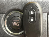 【キーレススタートシステム】カバンやポケットに入れたままでもドアの施錠・解錠が可能なスマートキーを装備。エンジンのオン・オフ時もカギを取り出す必要が無いからとっても便利です♪