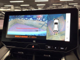 【パノラミックビューモニター】専用のカメラにより、上から見下ろしたような視点で360度クルマの周囲を確認することができます☆死角部分も確認しやすく、狭い場所での切り返しや駐車もスムーズに行えます。