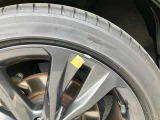 左フロントタイヤのホイールに傷があります。