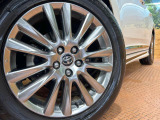 【純正18インチアルミホイール】外観にマッチした純正アルミホイールを装着しております。各種社外アルミホイールや、スタッドレスタイヤも取扱いしております。是非ご相談ください♪