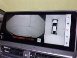 パノラミックビューモニターを装備。駐車場や交差点でクルマを真上から見るように周囲を確認できます。機能の詳細は販売店スタッフまでおたずねください。