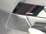 【BOSEサウンドシステム】メーカーオプションの高品位サウンドシステムを搭載。専用のチューニングが施された大小様々なスピーカーから良質なサウンドが奏でられ、臨場感あふれる音響空間を演出します。