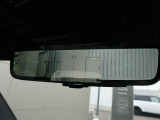 【クリアサイトインテリアリアビューミラー】は車体に装備したカメラによって、後方の映像がミラーに映し出されます。ミラーユニット下部のスイッチで簡単にモード切替も可能です。
