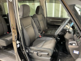 乗降がしやすい運転席。高さが調節できて小柄な方でも運転しやすいポジションをとることができます。