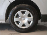 純正のスチールホイール+ホイールキャップ装着車です。