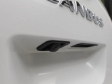 このお車はバックカメラが付いています。ナビをつければ連動できます。バックの操作が楽になります。