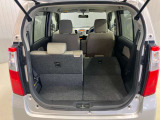 後部座席は分割でシートを倒すことができます。大きな荷物、ゴルフバックも積めます。上質で広々とした室内だから、みんなが心地よく車内で快適に過ごせます♪