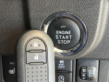 【アクセスキー&プッシュスタート】カバンやポケットに入れたままでもドアの施錠・解錠が可能なスマートキーを装備。エンジンのオン・オフ時もカギを取り出す必要が無く、ボタンをプッシュするだけでOK♪