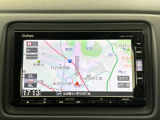 ダッシュボードに自然に溶け込むようにデザインされた純正メモリーナビゲーション。
