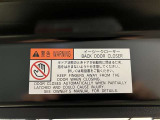 バックドアの底部にイージークローザーの注意書きステッカーが貼ってあります。