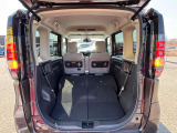 後部シートを倒すと十分なスペースが!様々なものが積み込めますね!!