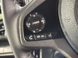 ステアリングにオーディオ操作スイッチが付いています。オーディオ画面に直接タッチしなくても操作が出来ますので、運転に集中できます。
