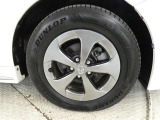 【純正アルミホイール】・・・純正アルミホイールでタイヤの山もしっかり残っております!ユーカー選びのポイントのひとつです。