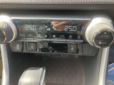 オートエアコンなので、お好みの温度に設定するだけで車内を快適空間にしてくれます。
