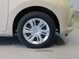純正のスチールホイール+ホイールキャップ装着車です。