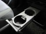 ドライブを快適にするためのアイテムとして欠かせないドリンクホルダー!シンプルなデザインで、未使用時は格納しておけるので邪魔になりません♪