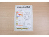 【車両検査証明書】店頭にて、クルマの状態が一目で分かる査証明書を公開中。トヨタ認定検査員が厳しく検査し、状態を点数と図解で表示しています。修復歴はもちろん、傷やヘコミの箇所や程度がご確認いただけます。