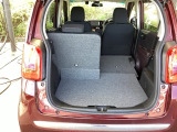 リアシートは簡単に倒すことができるので、ラゲッジルームも広がります。