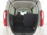 2列目シートは左右独立で倒すことができます。3人乗車状態でより多くの荷物を積むことができます。